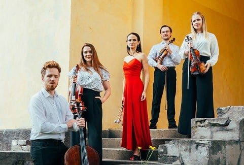 Izrādes "KLĀTBŪTNE. DUBRA, PELĒCIS UN VASKS" attels