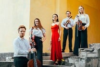Meklēšanas rezultāta izrādes "KLĀTBŪTNE. DUBRA, PELĒCIS UN VASKS" attels