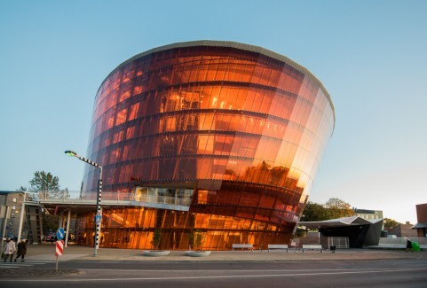 Izrādes "EKSKURSIJA KONCERTZĀLĒ LIELAIS DZINTARS/LV" attels