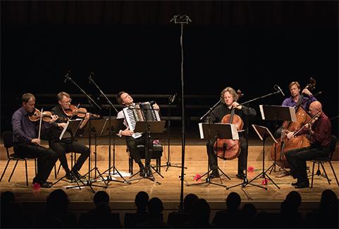 Izrādes "Brīvdienu mūzika 2020. Piazzolla, Lācis, Tango" attels