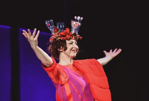 Galerijas bilde 3: SIEVIETE KĀ KONFEKTE - brieduma komēdija stand-up stilā