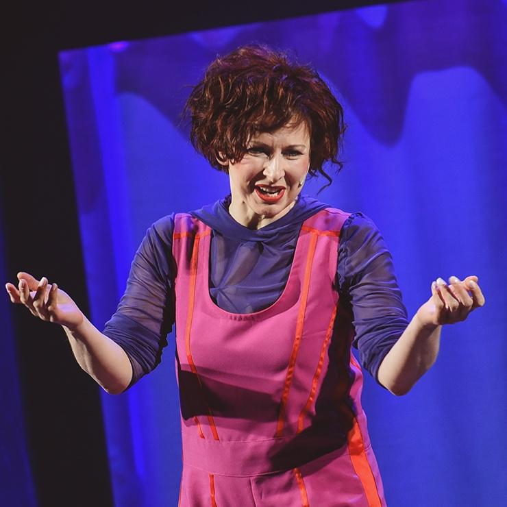 Galerijas bilde 1: SIEVIETE KĀ KONFEKTE - brieduma komēdija stand-up stilā