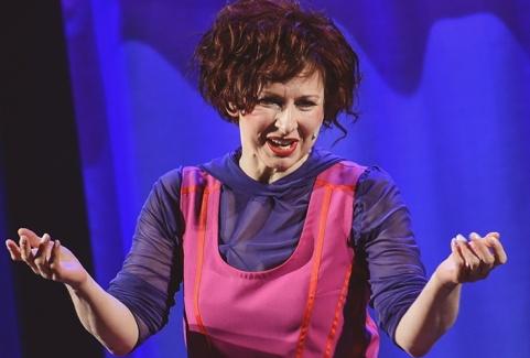 Galerijas bilde 1: SIEVIETE KĀ KONFEKTE - brieduma komēdija stand-up stilā