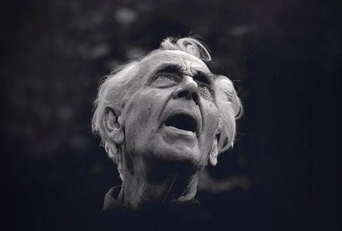 Izrādes "SMIĻĢIS" attels