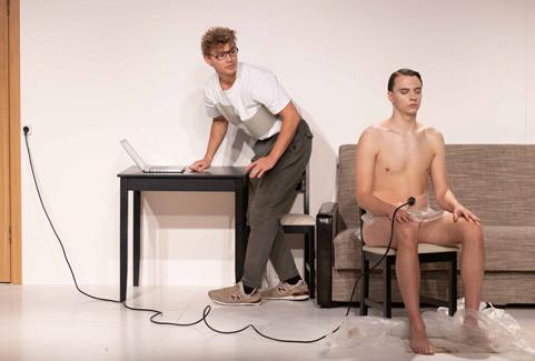 Izrādes "BĪTLU JAUNAIS ALBUMS" attels