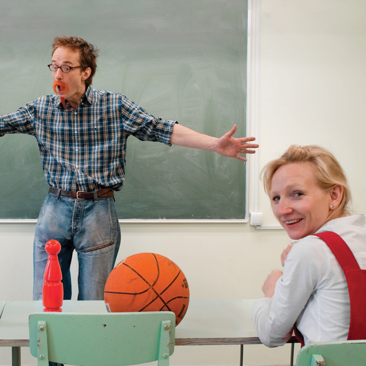 Izrādes "SKOLOTĀJS JĀPS UN KLASE - tiešsaistes izrāde" attels