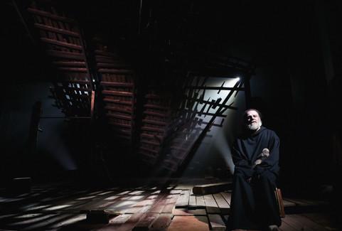 Izrādes "LATVIEŠU ŠAUSMU STĀSTI" attels