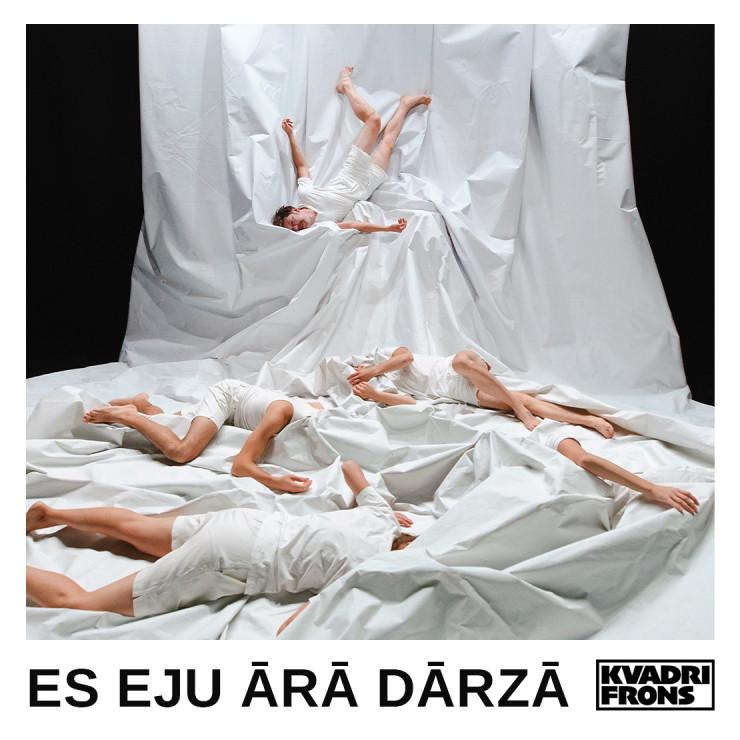 Izrādes "ES EJU ĀRĀ DĀRZĀ" attels