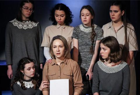 Izrādes "UZ VIENAS STĪGAS. Ogres Teātra studijas dzejas uzvedums" attels