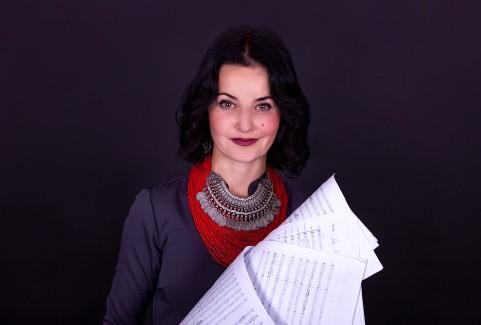Izrādes "OKSANA NIKITJUKA. SAULESPUĶU CEĻŠ" attels