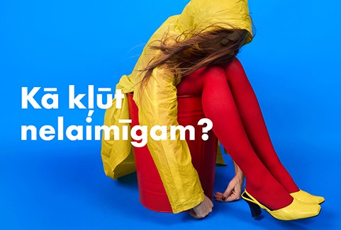 Izrādes "Kā kļūt nelaimīgam?" attels