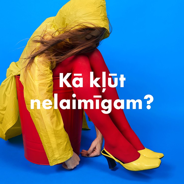Izrādes "Kā kļūt nelaimīgam?" attels