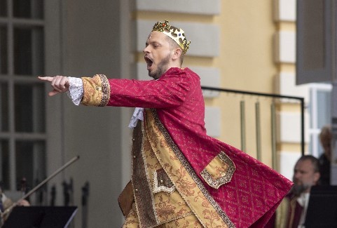 Izrādes "No klasikas līdz popmūzikai 1.-4.kl.  Karalis Strazdubārda" attels