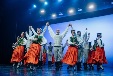Izrādes "Pašdarbnieku svētki / Dzīve kā kino" attels