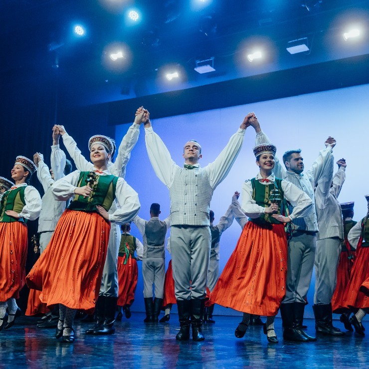 Izrādes "Pašdarbnieku svētki / Dzīve kā kino" attels