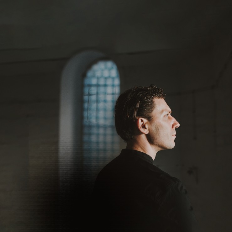 Izrādes "GORS | KRUSTACEĻA VĪZIJAS. GAISMA. Riharda Dubra cikla pirmatskaņojums. Pianists Reinis Zariņš." attels
