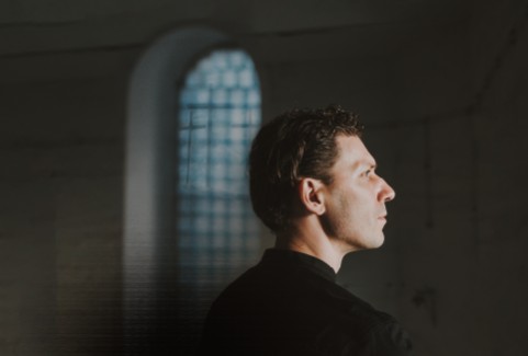 Izrādes "GORS | KRUSTACEĻA VĪZIJAS. GAISMA. Riharda Dubra cikla pirmatskaņojums. Pianists Reinis Zariņš." attels