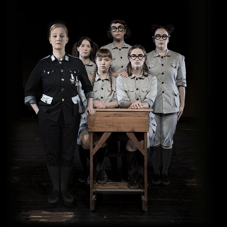 Izrādes "THE DESK/ RAKSTĀMGALDS | Teātru GRAND PRIX CĒSIS" attels