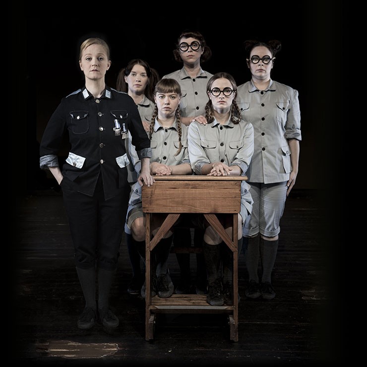 Izrādes "THE DESK/ RAKSTĀMGALDS | Teātru GRAND PRIX CĒSIS" attels