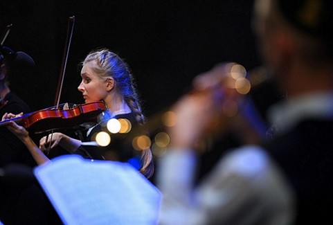 Izrādes "Instrumentālo ansambļu un orķestru koncertprogramma ZĪTARĀ VĒRTI | Latvijas mazākumtautību festivāls "Vaļā vērti atslēdziņ"" attels