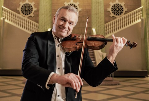 Izrādes "Ziemassvētku festivāls. Raimonds Ozols un draugi. Vecgada koncerts" attels