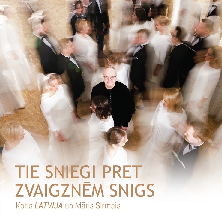 Izrādes "TIE SNIEGI PRET ZVAIGZNĒM SNIGS. Koris LATVIJA un Māris Sirmais" attels