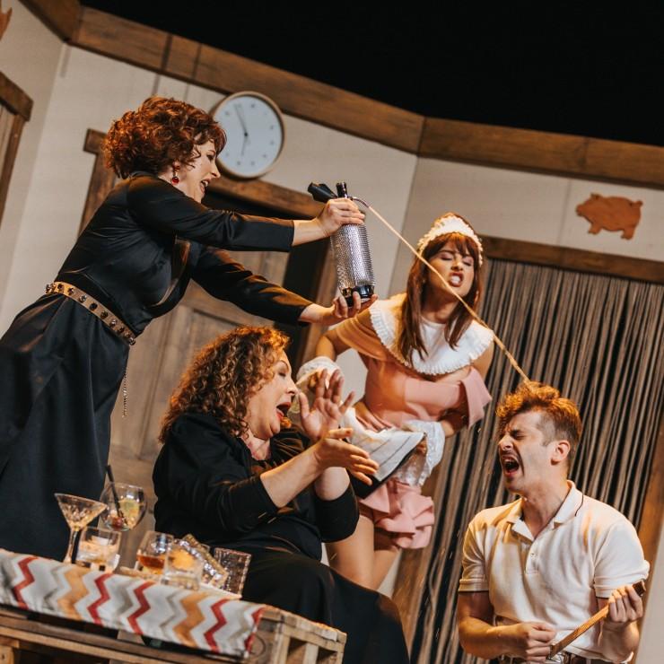Gallery image 4: Pikantu pavērsienu komēdija "Pidžama sešiem"