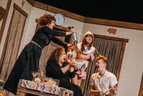 Gallery image 4: Pikantu pavērsienu komēdija "Pidžama sešiem"