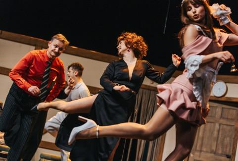 Gallery image 1: Pikantu pavērsienu komēdija "Pidžama sešiem"