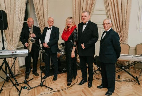 Izrādes "Balles deju virpulī. Atpūtas vakars ar Trio "Atbalss"" attels
