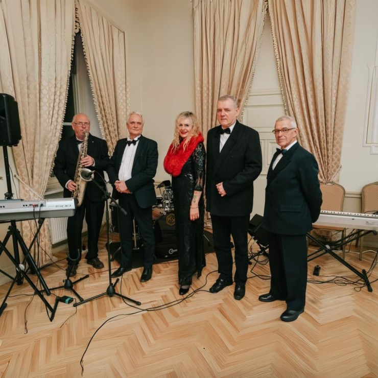 Izrādes "Balles deju virpulī. Atpūtas vakars ar Trio "Atbalss"" attels