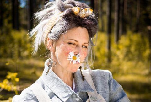 Izrādes "NO SALDENĀS PUDELES - īsti latviska Rūdolfa Blaumaņa joku luga divos cēlienos" attels