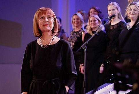 Izrādes "Kora mūzikas koncerts ,,Es dzīvoju starp ezeru un jūru"" attels