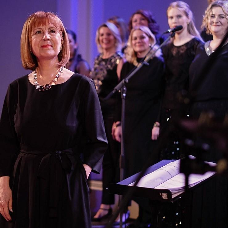 Izrādes "Kora mūzikas koncerts ,,Es dzīvoju starp ezeru un jūru"" attels