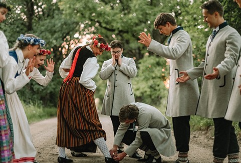 Izrādes "DA "Vizbulīte" koncertuzvedums “Katram sava laime”" attels