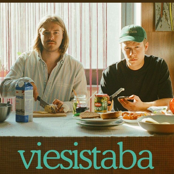 Izrādes "VIESISTABA" attels