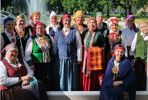 Izrādes "Folkloras kopas “Vēlava” 25 gadu jubilejas pasākums  “Saule sēja sudrabiņu”" attels