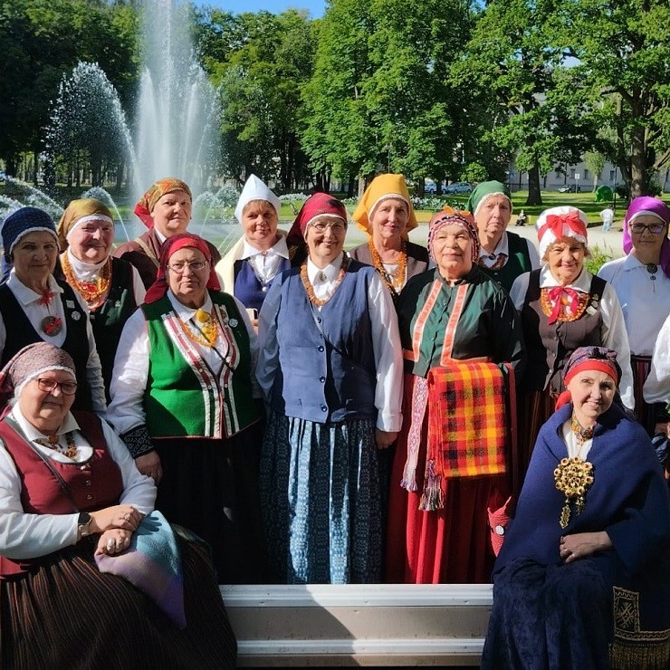 Izrādes "Folkloras kopas “Vēlava” 25 gadu jubilejas pasākums  “Saule sēja sudrabiņu”" attels