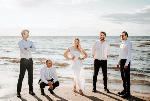 Izrādes "SVĒTKU BALLE AR GRUPU “BALLĪŠU ORĶESTRIS”" attels
