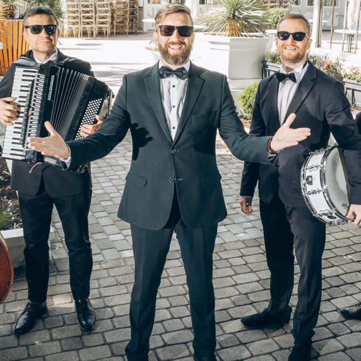 Izrādes "Balle kopā ar grupu “ELeR 2”" attels