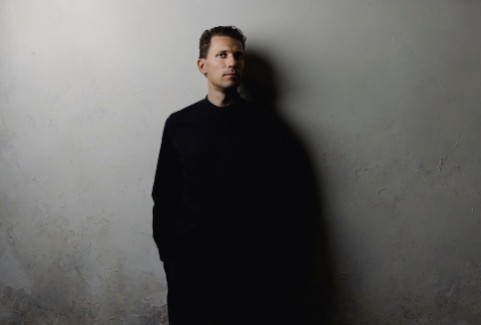 Izrādes "GORS | PERTS UN VIŅA BRĀĻI. Reinis ZARIŅŠ" attels
