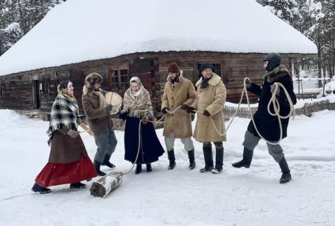 Izrādes "Ziemassvētki un bluķa vilkšana Brīvdabas muzejā" attels