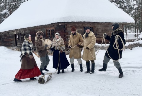 Izrādes "Ziemassvētki un bluķa vilkšana Brīvdabas muzejā" attels