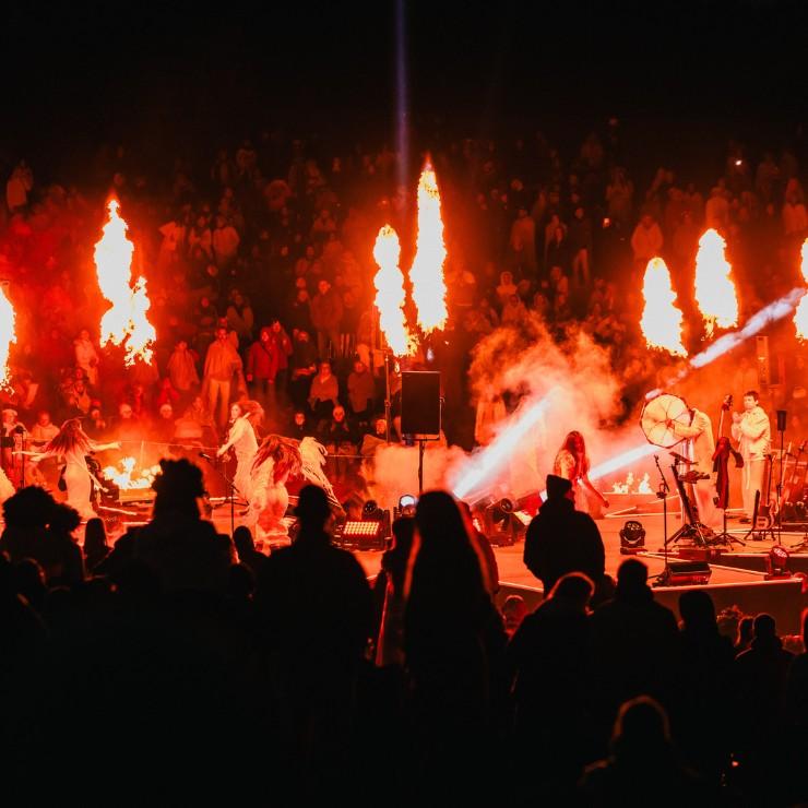 Galerijas bilde 2: Tautumeitas: Rītausmas koncertrituāls Sveikuļu kalnā