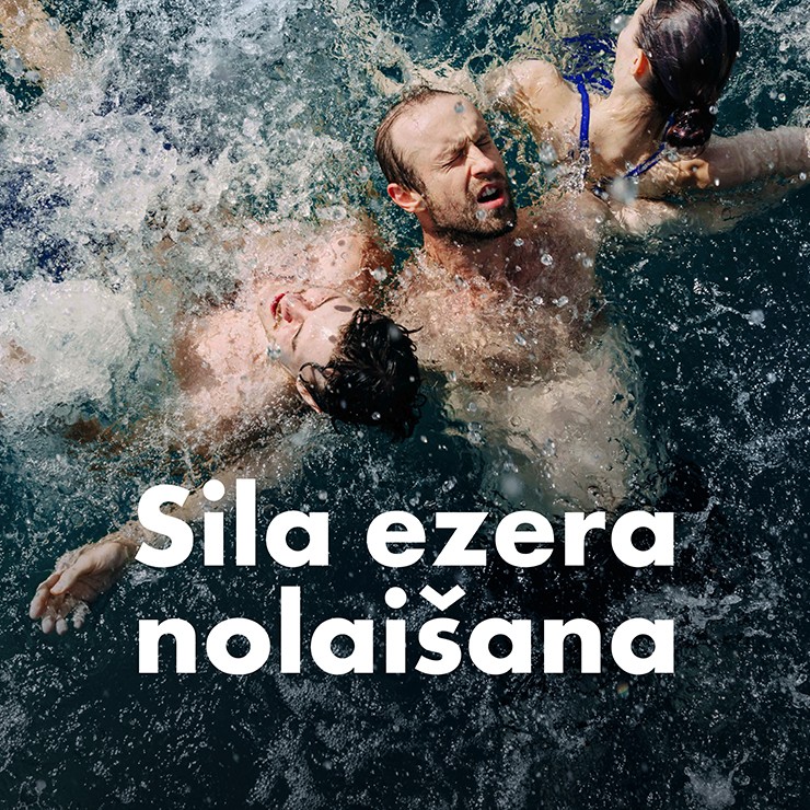 Izrādes "Sila ezera nolaišana" attels