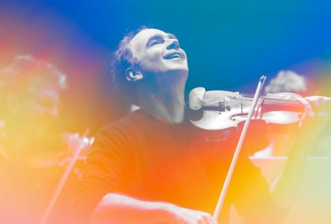 Izrādes "Sinfonietta Rīga un Florians Donderers. Bēthovena Pirmā simfonija un Aivsa Neatbildētais jautājums" attels