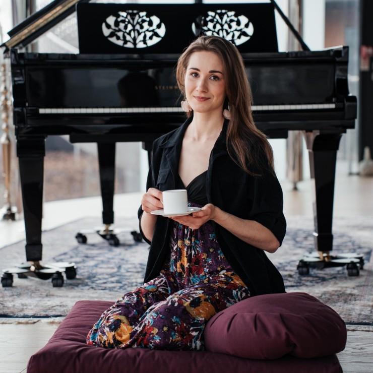 Izrādes "Rīta kafija ar klausīšanās meistarklasi. Bēthovena garīgā transcendence" attels