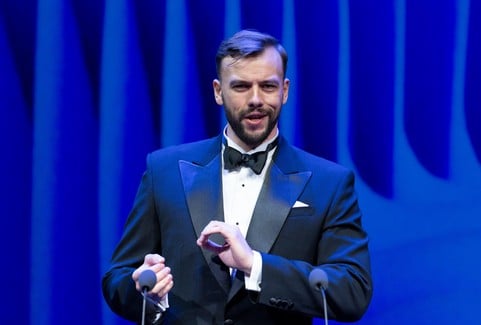 Izrādes "Svētku koncerts Latvijas Valsts svētku noskaņās. Pianists Māris Žagars un solists Edgars Ošleja" attels