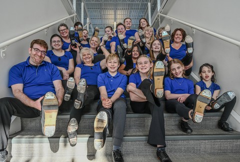 Izrādes "Soli pa solim. Amerikāņu tradicionālās deju grupas Yellow Rose Cloggers koncerts" attels