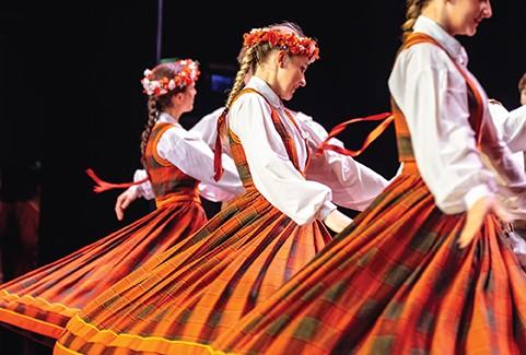 Izrādes "Jauniešu deju kolektīva “Vizbulīte” un draugu deju koncerts “Mēs esam draugi”" attels